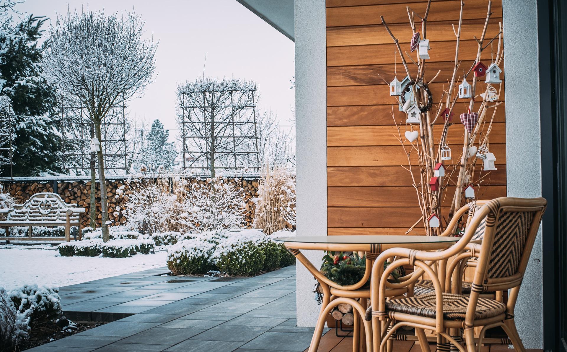 Gemütlicher Terrassenbereich mit Holzfassade und Winterdekoration | Sonnenschutz Markisen